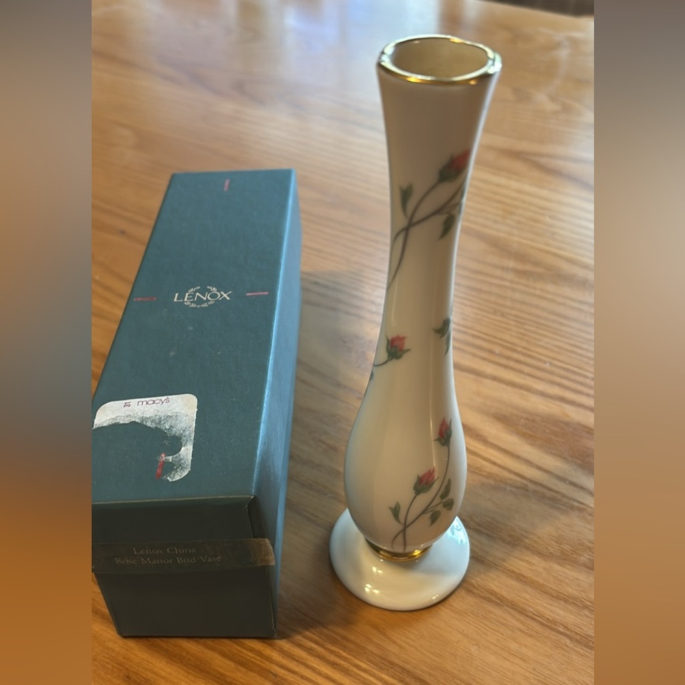 Lenox Rose Manor White Bud Vase with Gold Accents in box